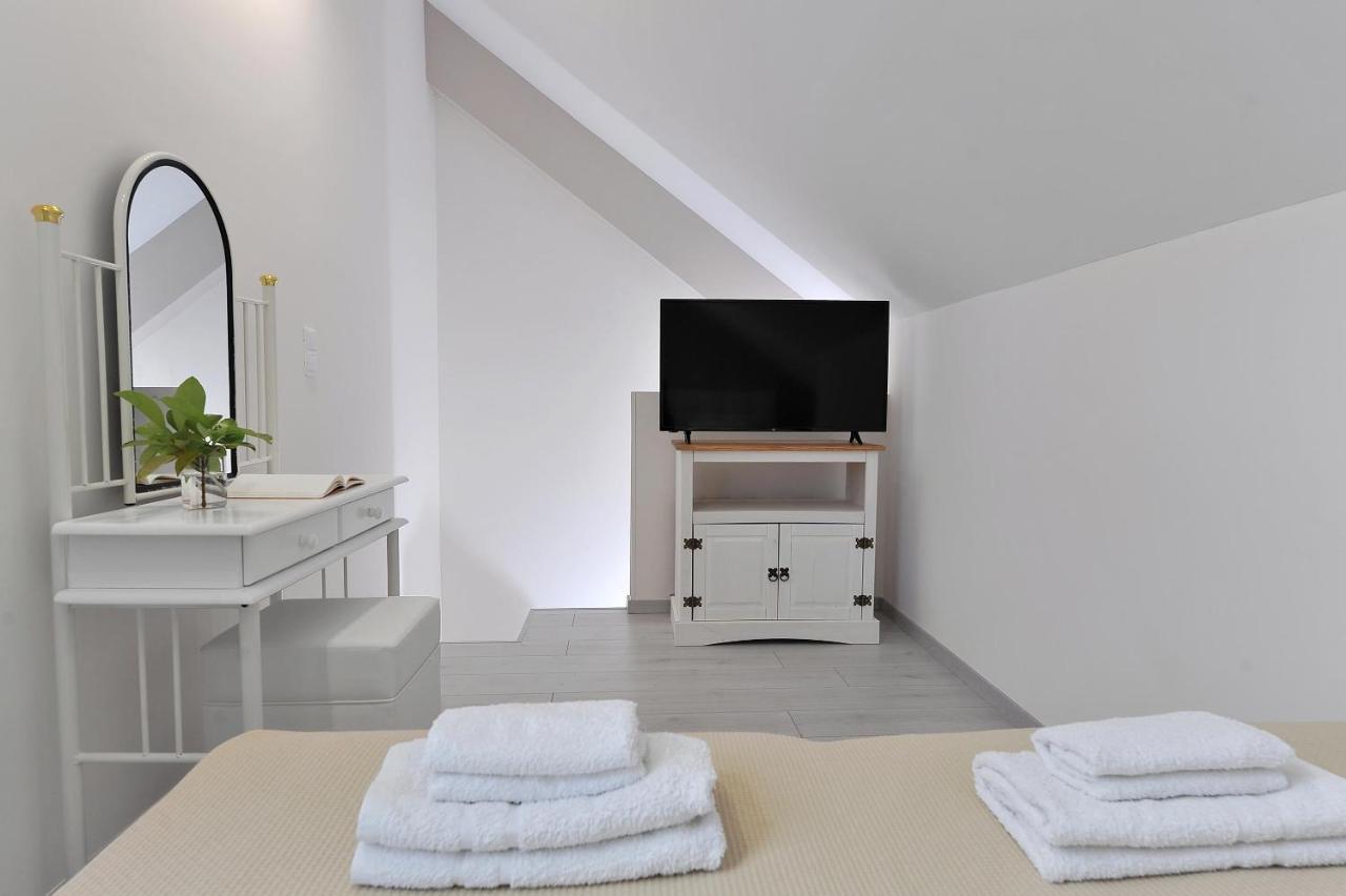Alekos Luxury Suites Free 24H Transportation From - To Airport 아르테미다 외부 사진