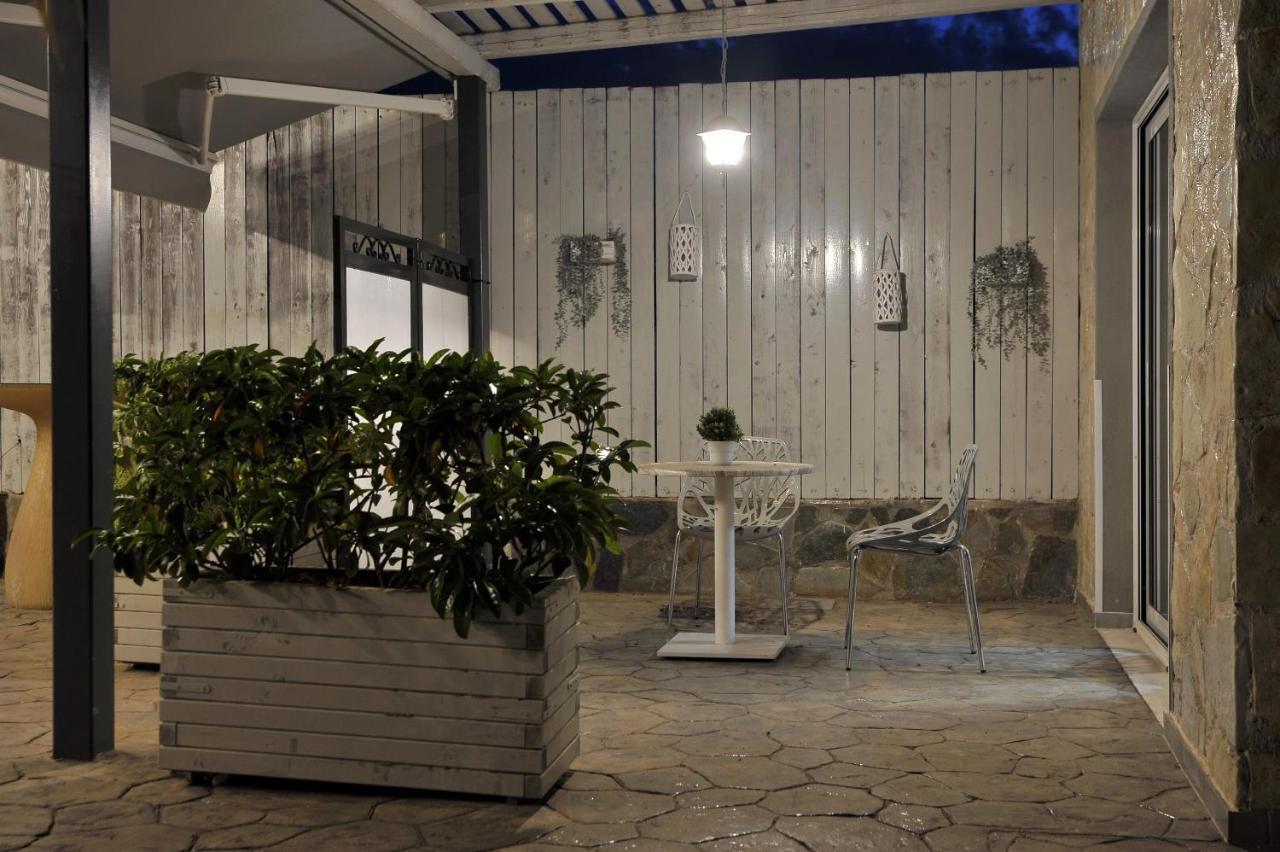 Alekos Luxury Suites Free 24H Transportation From - To Airport 아르테미다 외부 사진